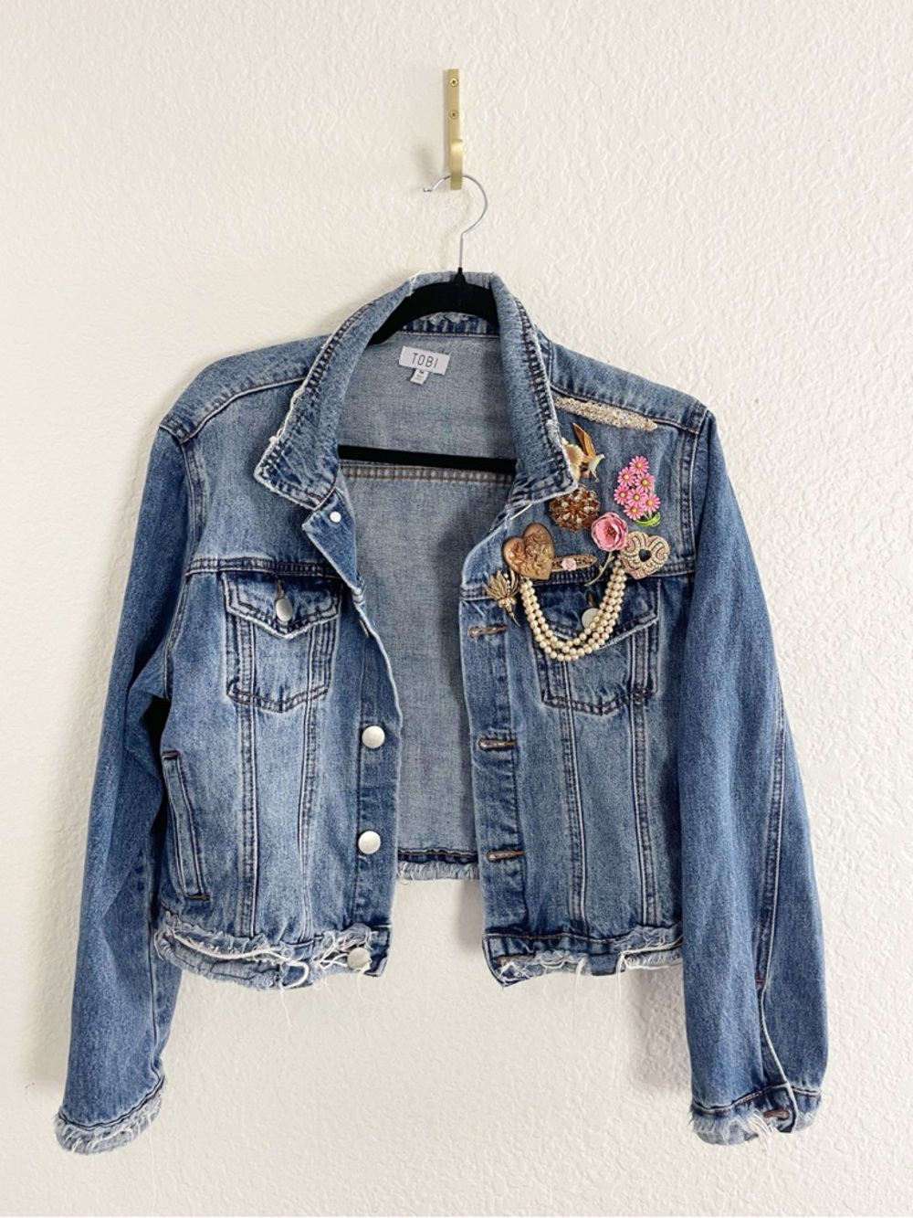 Brooch Crazy! Embellished Denim Jackets with antique brooches. - Picture 10 of 13